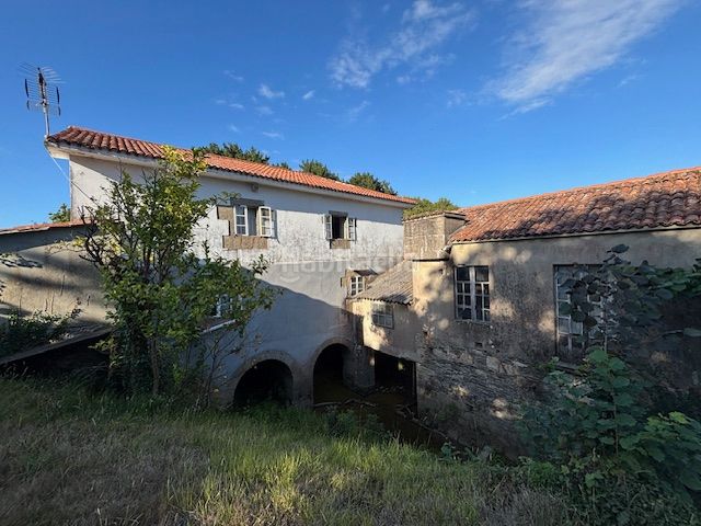 Foto de1f655d-9995-4ec3-b7af-9123d8853571. Masia amb xemeneia calefacció a Piñeiros - Freixeiro Narón