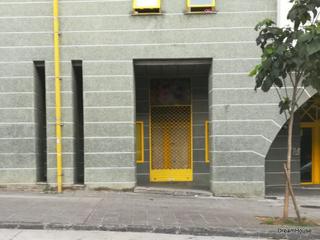 Local commercial  N/a. Bajo de 29 metros cuadrados, 2 escaparates, persiana de reja,  a