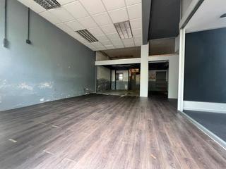 Locale commerciale in Os Mallos. Se vende bajo de 65m2