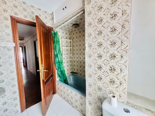 Foto 2feae7d0-f7bf-4a9b-9297-4959f9fc2c60. Rent flat in Os Mallos Coruña (A)