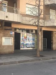 Local commercial à Avinguda de puig i cadafalch 185. Se vende