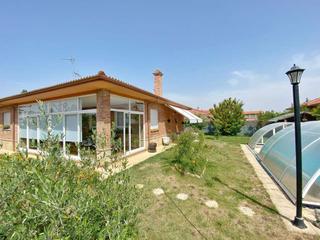Xalet a Medina de Pomar. Chalet en medinabella. en una sola planta. con hall amplio, 2 sa