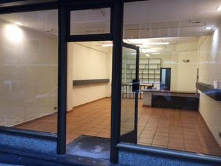 Lloguer Local Comercial a Centro. Local céntrico en buen estado con zona atención, baño, almacén y