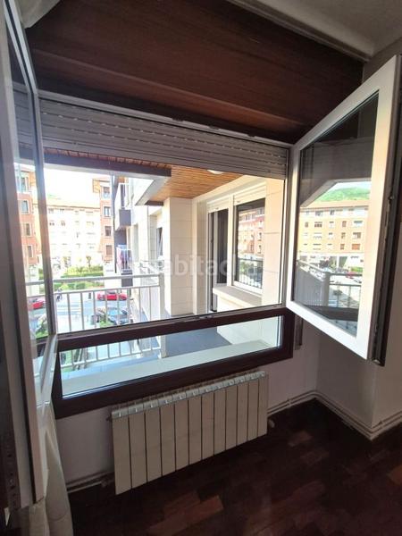 Foto a701fe19-3991-4062-a102-f2270fb415e7. Piso exclusiva en el centro. piso amplio con ascensor a cota 0, de 4 habitaciones, con hall, salón comedor, cocina equipada, despensa, en Santurtzi