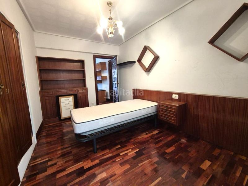 Foto a9ba775e-9cd9-492a-9285-1dfca2a2ea0e. Piso exclusiva en el centro. piso amplio con ascensor a cota 0, de 4 habitaciones, con hall, salón comedor, cocina equipada, despensa, en Santurtzi