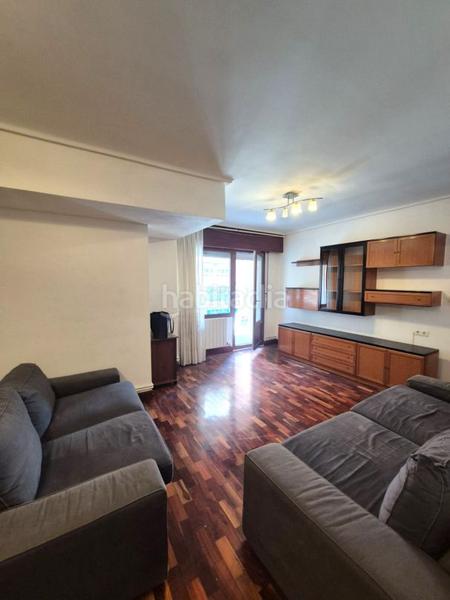 Foto c3eff951-71d9-410f-b7bf-df750f0baa4a. Piso exclusiva en el centro. piso amplio con ascensor a cota 0, de 4 habitaciones, con hall, salón comedor, cocina equipada, despensa, en Santurtzi