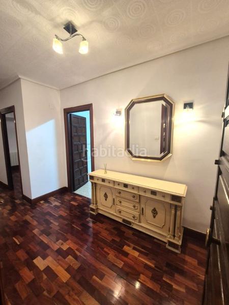 Foto cdc838b7-bf33-453e-b3c5-4ca67851f50b. Piso exclusiva en el centro. piso amplio con ascensor a cota 0, de 4 habitaciones, con hall, salón comedor, cocina equipada, despensa, en Santurtzi