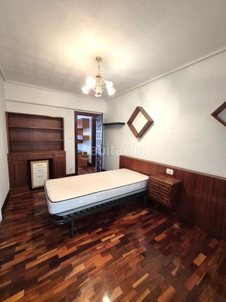 Foto e7ad1775-f930-4b4b-8595-9585c6479550. Piso exclusiva en el centro. piso amplio con ascensor a cota 0, de 4 habitaciones, con hall, salón comedor, cocina equipada, despensa, en Santurtzi