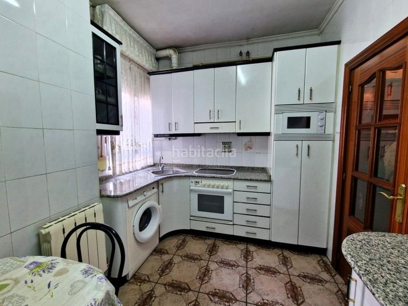 Foto 4eae9bdc-6a14-4c7d-bc08-7898b2649850. Piso zona abaro. con ascensor y balcón. hall, salón, 3 habitaciones, cocina equipada, baño con ducha y ventana, balcón soleado. tiene c en Portugalete