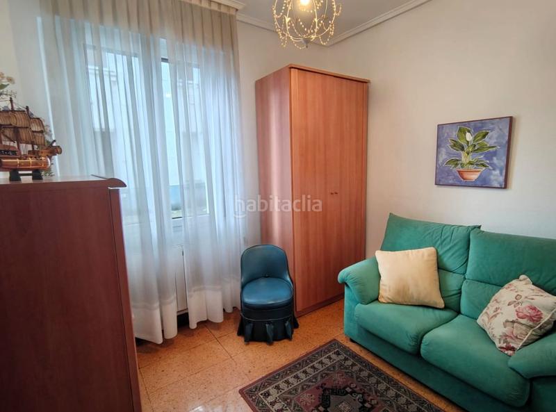 Foto 5b2fc2c6-df28-4af8-adbe-a6964a4f2226. Piso zona abaro. con ascensor y balcón. hall, salón, 3 habitaciones, cocina equipada, baño con ducha y ventana, balcón soleado. tiene c en Portugalete