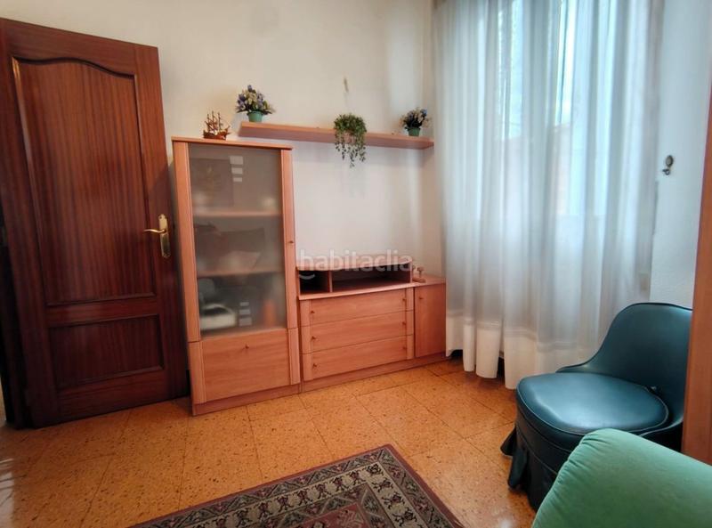 Foto 9cc808c7-8878-48a0-ad4d-3e7d17e6231f. Piso zona abaro. con ascensor y balcón. hall, salón, 3 habitaciones, cocina equipada, baño con ducha y ventana, balcón soleado. tiene c en Portugalete