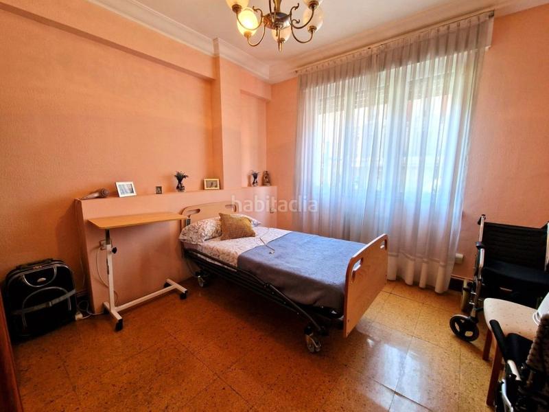 Foto fd6897a2-2741-4f2b-9bb7-e3efd2be9616. Piso zona abaro. con ascensor y balcón. hall, salón, 3 habitaciones, cocina equipada, baño con ducha y ventana, balcón soleado. tiene c en Portugalete