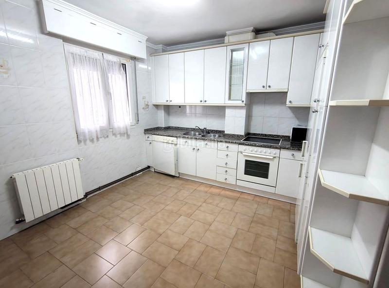 Foto 2ceed97a-57a8-43f1-8eaf-2f4b9f8aee8a. Piso peñota. ascensor a cota 0 y trastero amplio. entrar a vivir. hall, sala amplia, 2 habitaciones, cocina equipada amplia, baño compl en Portugalete