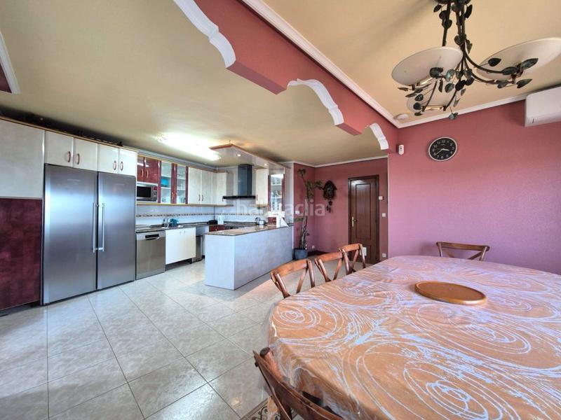 Foto 0ce4d4de-79af-43bc-af89-18510f8f86fb. Ático atico con maravillosas vistas al mar y espectacular terraza. hall grande, salón comedor grande, cocina comedor inmensa, 4 habitaci en Santurtzi