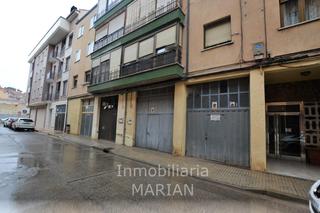 Aparcament cotxe  Agustina de aragón. Amplia cochera con vado de 27 m2 en calle agustina de aragón. mu