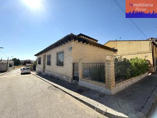 Casa a Zona Rural. Casa independiente con jardín y garaje en sinovas