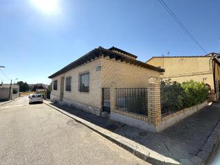 Maison à Zona Rural. Casa independiente con jardín y garaje en sinovas
