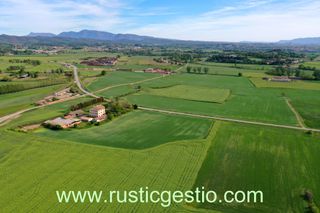 Masia a Nord. Masia rehabilitada a tavrnoles