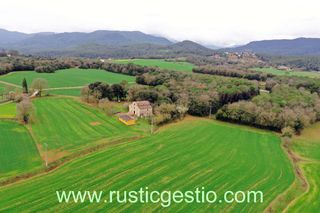 Masia en Porqueres. Finca amb masia a porqueres