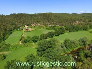 Masia a Mas traveria, 1. Finca, masia i riu al lluans