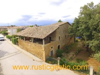 Masia a Serinyà. Espectacular masia al nucli urbà
