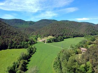 Masia a Vall de Bianya (La). Emblemàtic hostal de bac