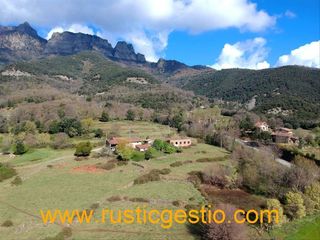 Masia en Vall d´en Bas (La). Finca amb 3 habitages a joanetes