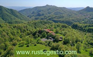 Masía en Vidrà. Finca amb masia a vidrà