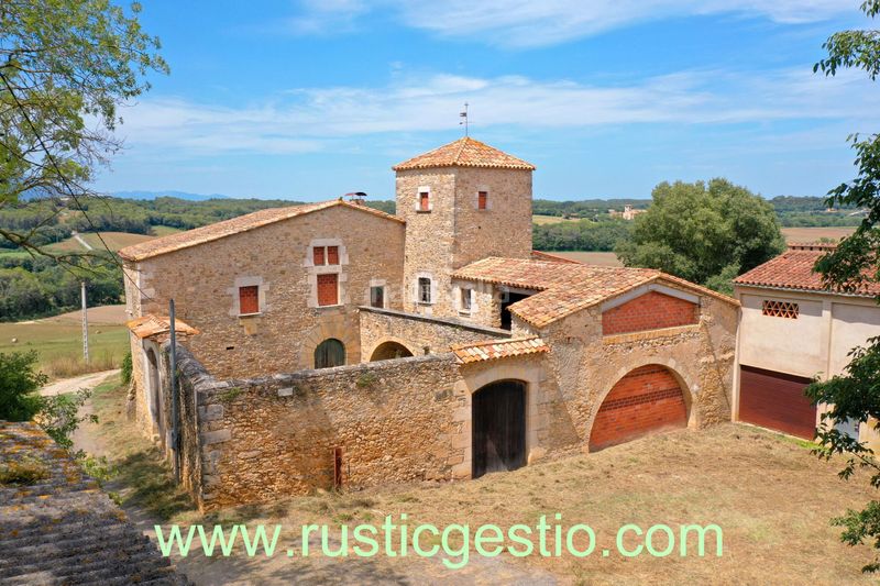 Foto 87789606-8cc7-48e9-8c8c-deacc7a355c7. Masia a Banyoles