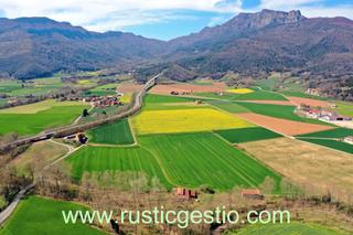 Masia a Preses (Les). Finca rústica amb masia a la vall d'en bas (garrotxa)