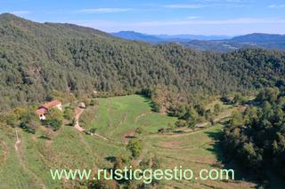 Masia a Llosses (Les). Finca rústica amb masia a alpens (ripollès/girona)