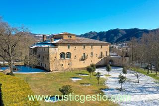 Masia a Carrer norte 3. Casa pairal en el centre del poble de vidrà (osona)