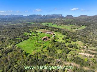 Masia a Carrer sant bartomeu cantonigros 16. Finca rústica amb 2 masies a tavertet.