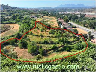 Finca rústica a Carrer barriada de miralpeix 19. Finca rústica de conreu amb magatzen a manresa (bages)