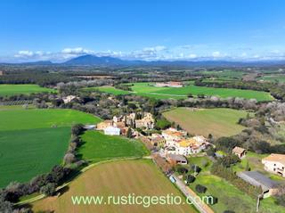 Bauernhof  Carrer de la tramuntana 2. Casa rústica en petit poble de l'alt empordà (girona)