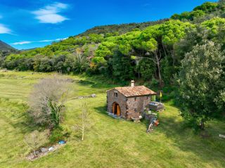 Country house in Veinat termes 92. Finca rústica amb cabana a llorà (girona)