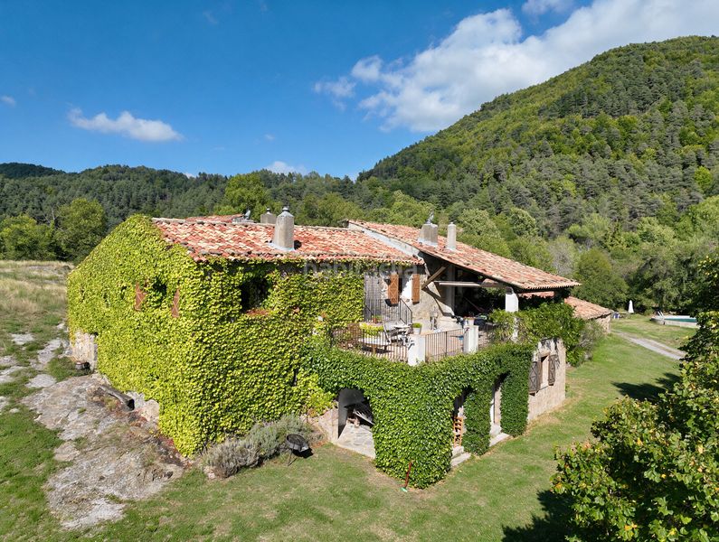 Foto a158782b-0f19-49b4-a247-6e5a9c72f07f. Masía en n/a finca rústica amb masia a llaers (ès) en Ripoll