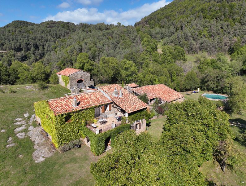 Foto b9a38b0f-87cd-4822-9980-15fa025d182d. Masía en n/a finca rústica amb masia a llaers (ès) en Ripoll