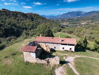 Masia  N/a. Finca rústica amb masia rehabilitada i dues ruïnes a sant pere d