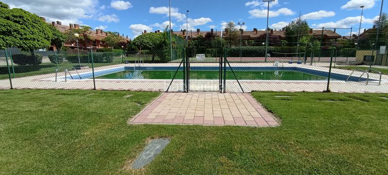 Foto 38b57f2f-5342-4b92-9e59-107ebd91e056. Casa adossada amb xemeneia calefacció aparcament piscina a Simancas