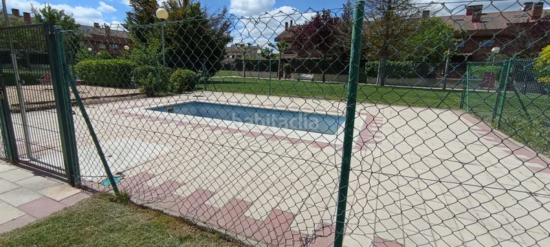 Foto c4c5e2eb-aa99-4c83-84d3-fa87e4c37601. Casa adossada amb xemeneia calefacció aparcament piscina a Simancas