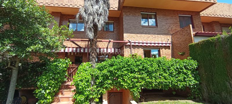 Foto d23d098b-e7e5-4b75-8da9-1790a5ff30fb. Casa adossada amb xemeneia calefacció aparcament piscina a Simancas