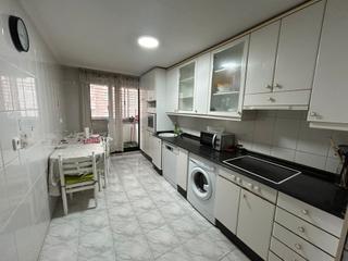 Affitto Appartamento in Calle monasterio de carracedo 2. Piso de cuatro habitaciones