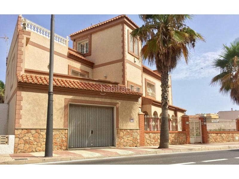 Foto a43cb6f0-53c6-471c-b365-e2ea808a152c. Chalet  en venta en urbanización las marinas en Roquetas de Mar