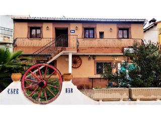 Masia a Gallardos (Los). Hostal de 8 habitación con gran cafetería y terraza privada en l