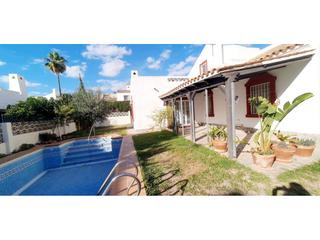 Xalet a Aguadulce Sur. Estupendo chalet con piscina y jardín privados en aguadulce sur