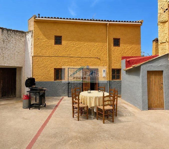 Foto 9a6b1d93-accd-4894-a86e-cb3f59aaec52. Casa amb calefacció a Freila