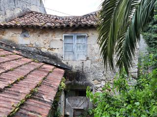 Maison à Neda. Casa  de piedra  para restauras