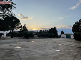 Terreno residenziale in Los Villares. Venta de gran parcela y naves con vivienda