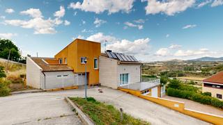 Casa  Pueyo - calle malatxo. Espectacular chalet con patio, asador, garaje, piscina y fronton